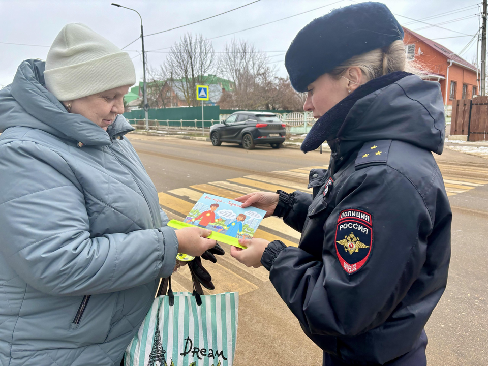 Полезные подарки получили пешеходы и водители на улице Ленина