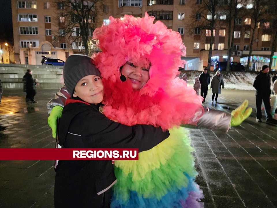 Жители Красноармейска обнимались на Центральной площади города в первый день декабря
