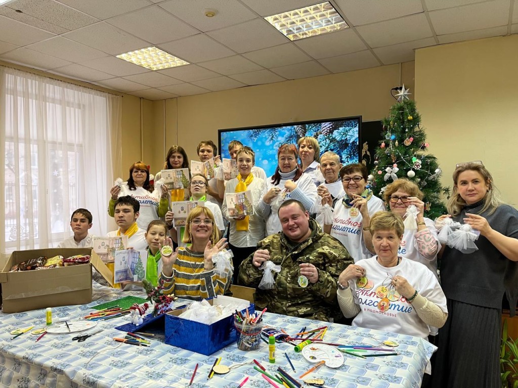 В Наро-Фоминской школе для обучающихся с ОВЗ вместе с участником СВО изготовили Рождественского Ангела