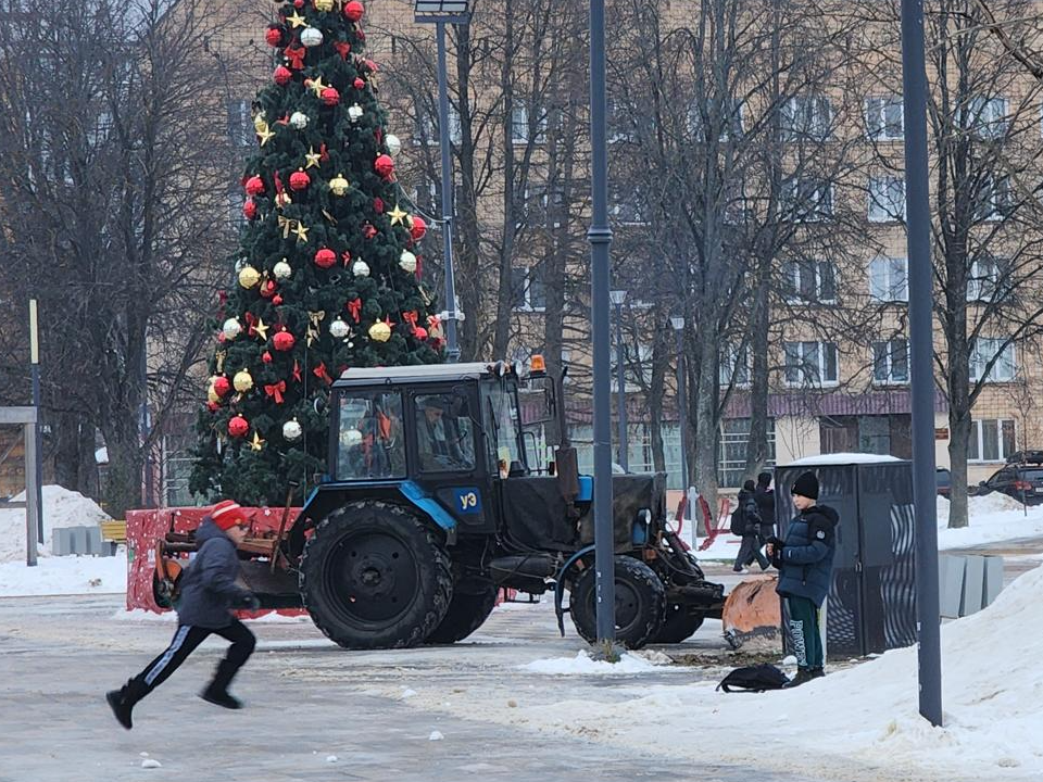 В Черноголовке на Школьном бульваре очистили дворы от снега