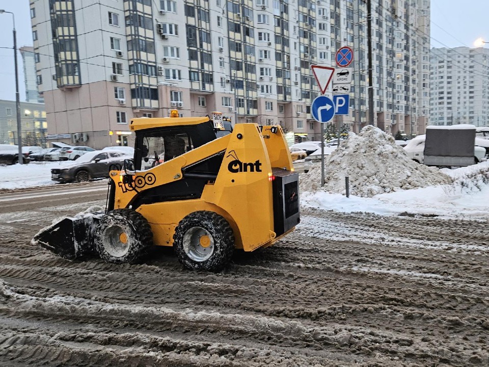 На уборку снега в Подмосковье вывели более 500 подметающих тракторов