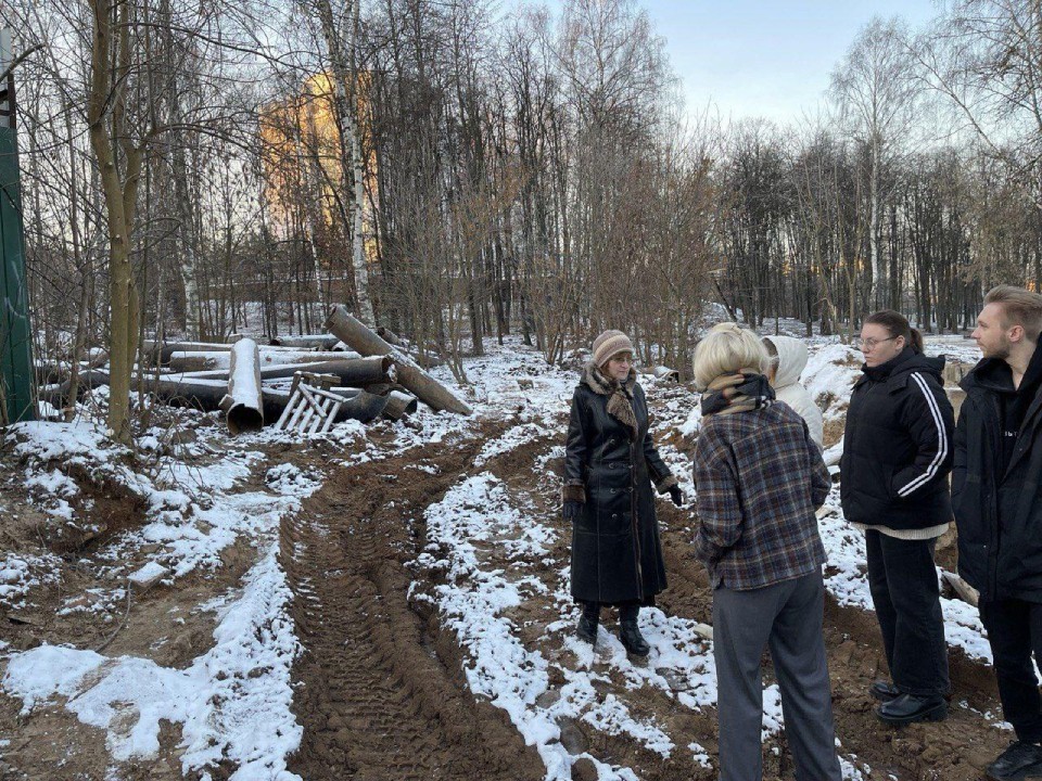 Старые трубы теплосети вывезут со двора на улице Подлипичье в Дмитрове