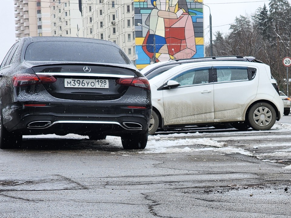 Владельцы машин устроили парковку на тротуаре около школы в Кубинке