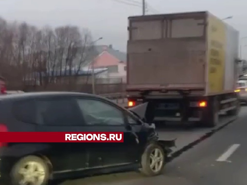 На Новорязанском шоссе образовалась пробка из-за ДТП с фурой