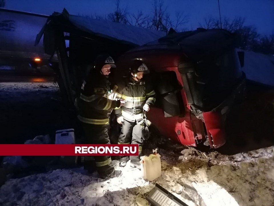 Пожарные и спасатели пришли на помощь водителю, который на фуре улетел в кювет