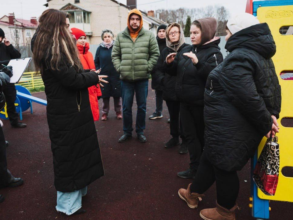 В деревне Мизиново починили лавочку, качели и ограждение детской площадки