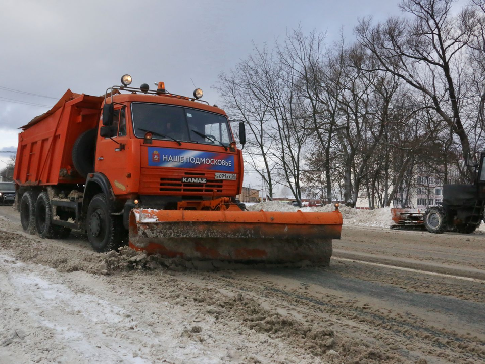 На уборку дорог от снега в Одинцове вышли более 20 спецмашин