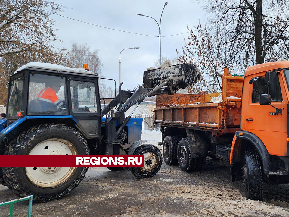 На Юбилейной улице в Истре расчистили тротуары и вывезли снег