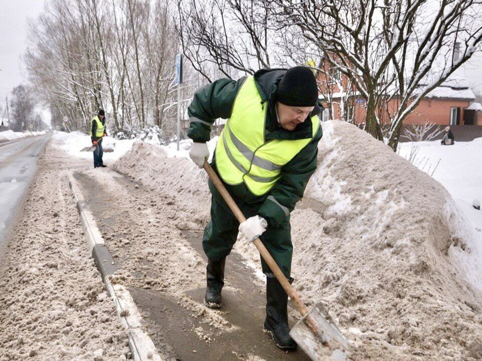 Более ста дворников расчищают улицы Ногинска от снега