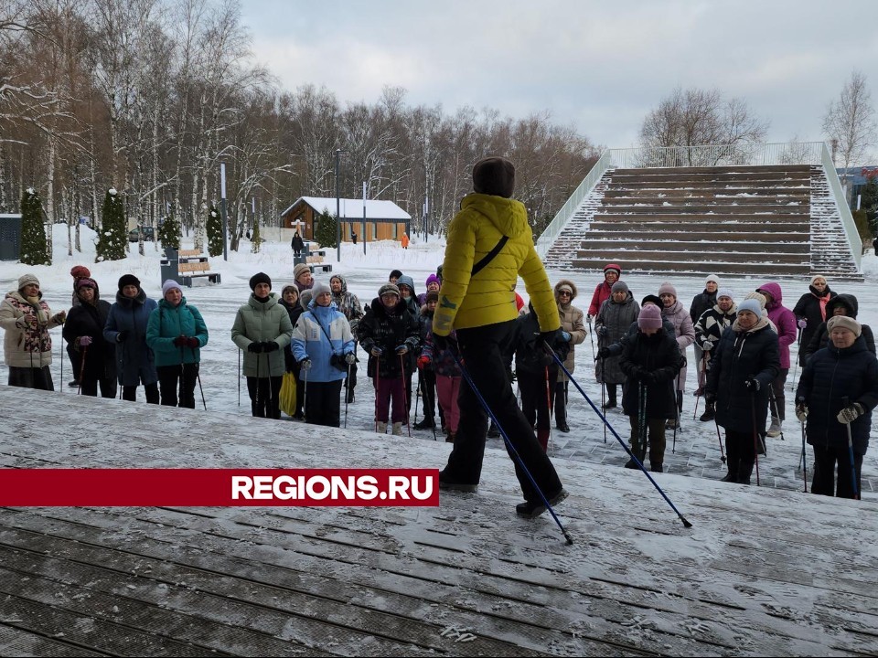 Для пенсионеров Лобни устроили первый зимний мастер-класс по скандинавской ходьбе