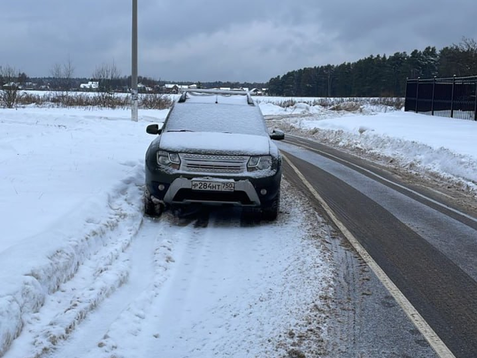 Автомобилист помешал уборке дороги в Черноголовке