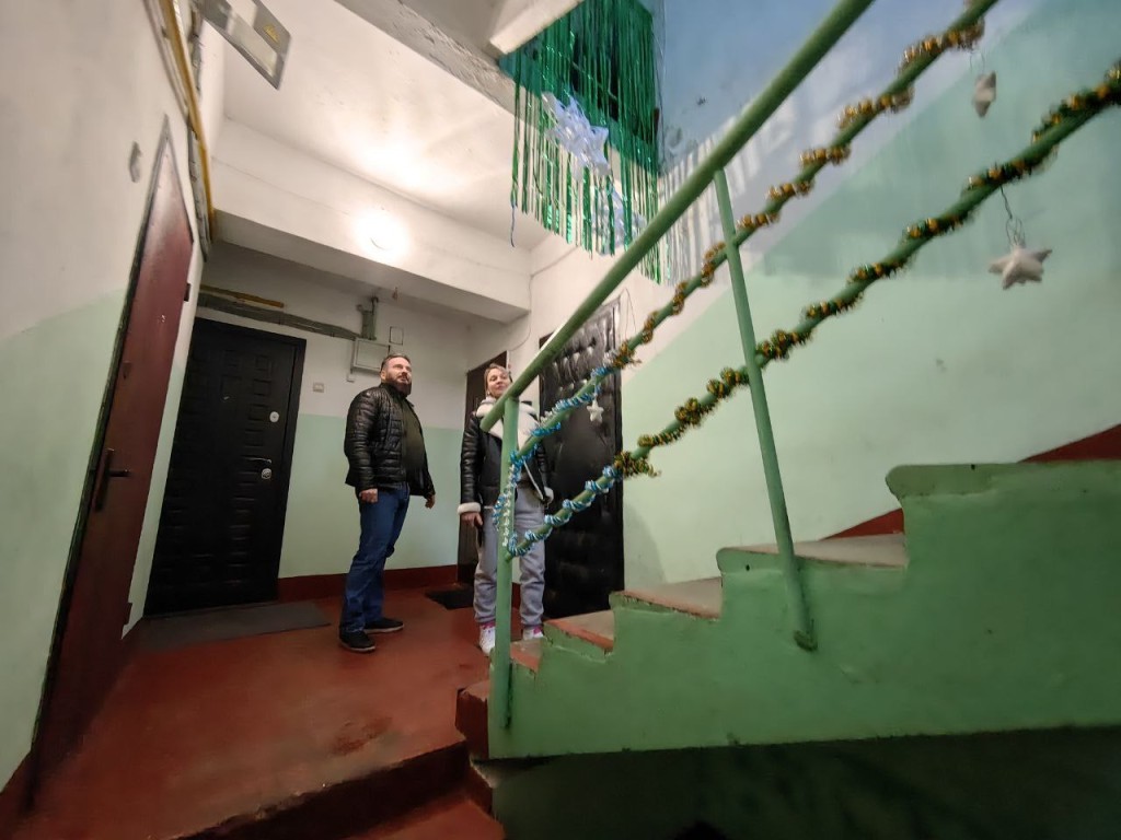В подъезде дома на улице Школьной убрали мусор