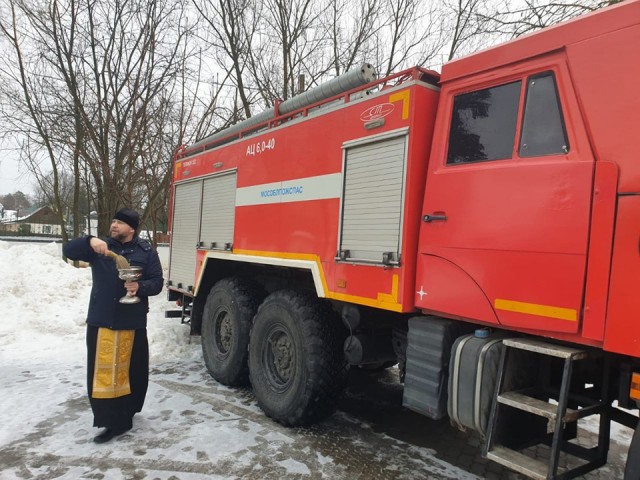 В Истре освятили пожарные машины