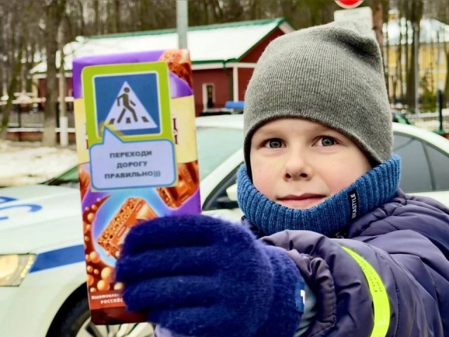 В Красногорске автоинспекторы напомнили о ПДД сладким сюрпризом