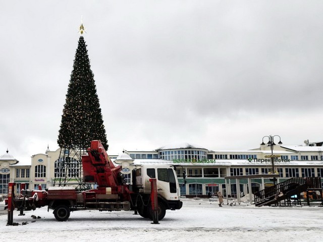 Верхушку главной городской новогодней елки стало видно из разных частей Ногинска