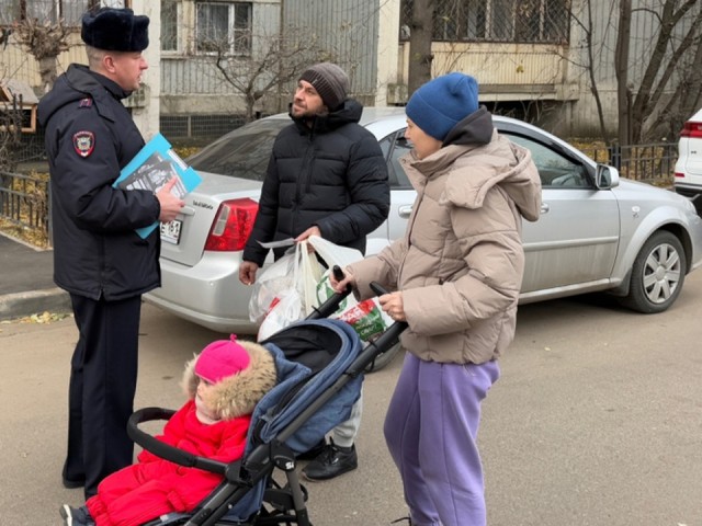 В Мытищах полицейский объяснил гражданам, как не стать жертвой мошенников