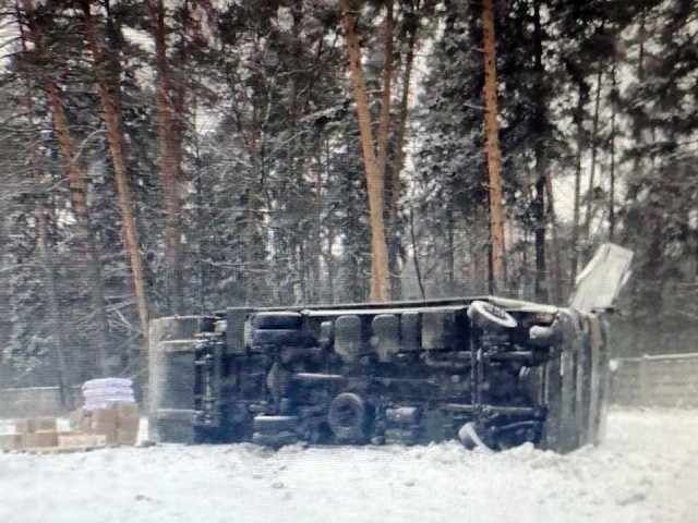 На Горьковском шоссе возле остановки перевернулся грузовик