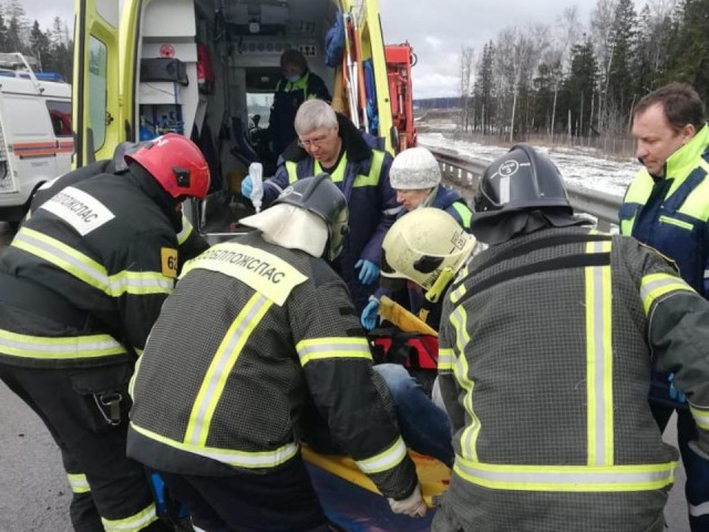 Дмитровские спасатели помогли попавшим в ДТП водителям