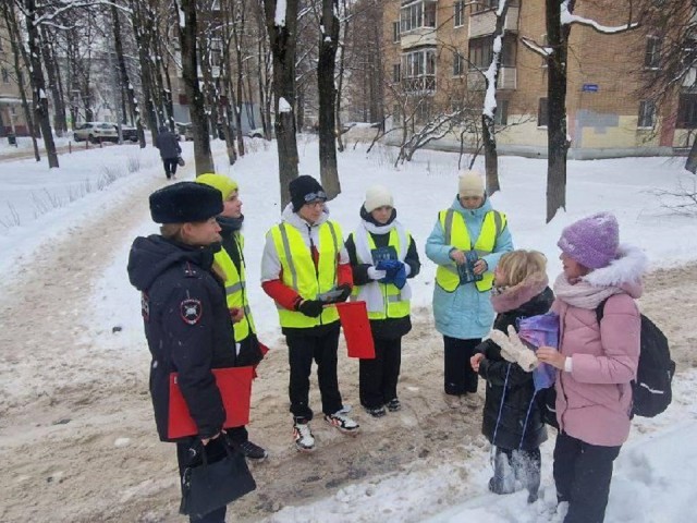 Сотрудники Госавтоинспекции напомнили жителям Лобни, как работают световозвращатели на одежде