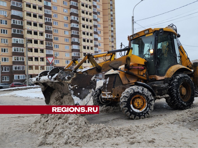 В Лосино-Петровском коммунальщики убирают дворы и дороги в круглосуточном режиме