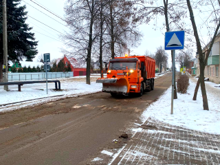 В Зарайске чистят дворы от снега в поселках ЗСМ и Текстильщиков