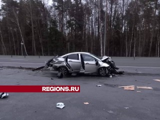 У кладбища на Малодубенском шоссе машина столкнулась с автобусом