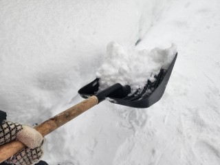 Подростки напали с лопатами на заснеженную детскую площадку в Ногинске