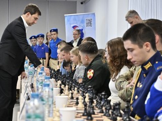 Участники СВО сыграли в шахматы с чемпионом мира в новом шахматном клубе в Реутове