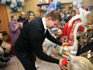 Глава Долгопрудного вручил новогодние подарки особенным детям