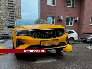 В Балашихе смекалистый водитель припарковал авто поверх ограждения