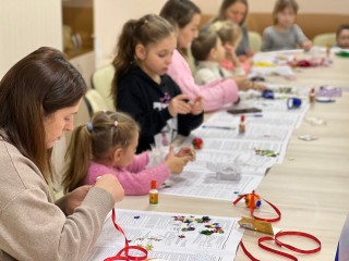 В Краснознаменске семьи участников СВО сделали новогодние игрушки на фронт