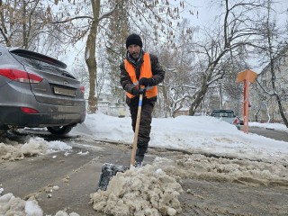 В поселке Голубое до конца дня расчистят от снега дороги и дворы