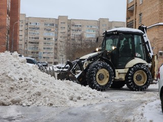 Коммунальщики во Фрязине во время уборки разбили фару на припаркованном автомобиле