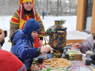 Посетителей Фрязинского лесопарка познакомили с традицией пить чай из самовара