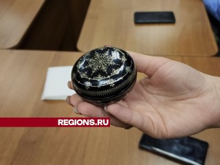 В детской библиотеке Лобни изучают технику уникальной федоскинской скани