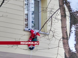 На Пролетарской улице заметили залезающего в окно Санта-Клауса