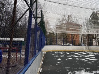 В Восточном отремонтировали ограждение на спортплощадке