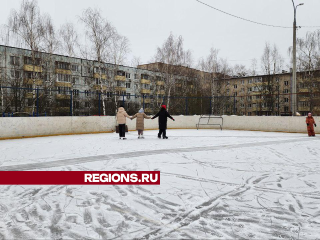 На улице Банковской в Солнечногорске залили каток