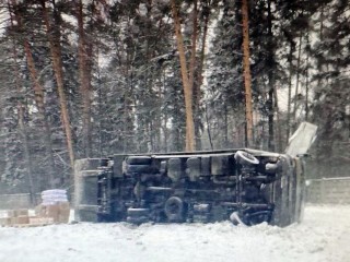 На Горьковском шоссе возле остановки перевернулся грузовик