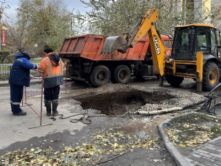 Специалисты продолжают ремонт водопровода в поселке Воровского, подача воды возобновится вечером