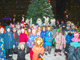 В поселке Аничково прошла анимационно-развлекательная программа «Волшебство у елки»