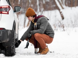 Злоумышленники прокалывают колеса припаркованных автомобилей в Балашихе