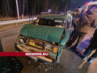 Вблизи деревни Кабаново легковой автомобиль врезался в грузовик