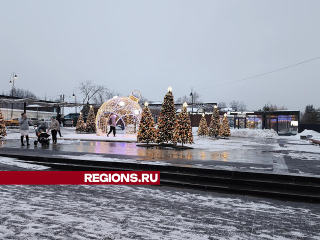 Исполняющий желания новогодний шар установили в центре Истры