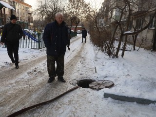 Причину подтопления подъезда в доме на Московском шоссе выявят и устранят до конца года