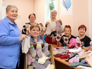 Бабушки Богородского округа объединились, чтобы подарить тепло чужим внукам