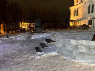 В Дмитрове очистили ледяной городок от осколков после нападения вандалов