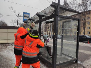 Поврежденное вандалами остекление остановки восстановили в Пушкино