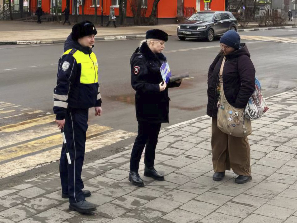 На Первомайской улице пешеходам напомнили, как безопасно переходить дорогу в оживленном месте