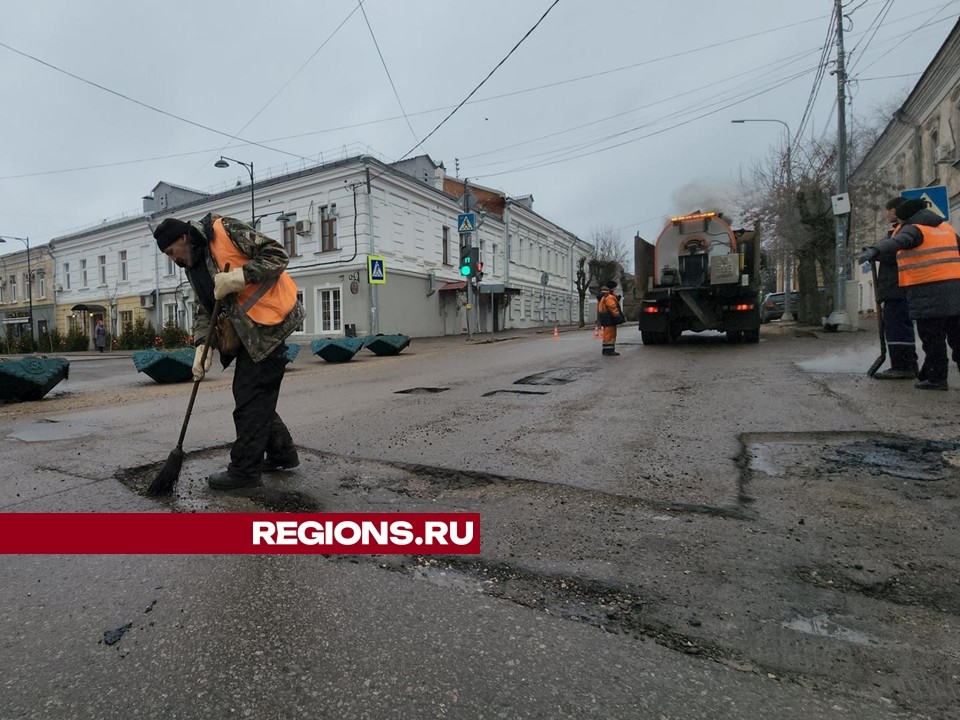 Крепче бетона: во время проведения мелкого ремонта дорог в Серпухове используют специальную смесь